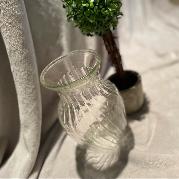 ‼️3/$33‼️ ✨🍶Simple Vase🍶✨ - Picture 3 of 3